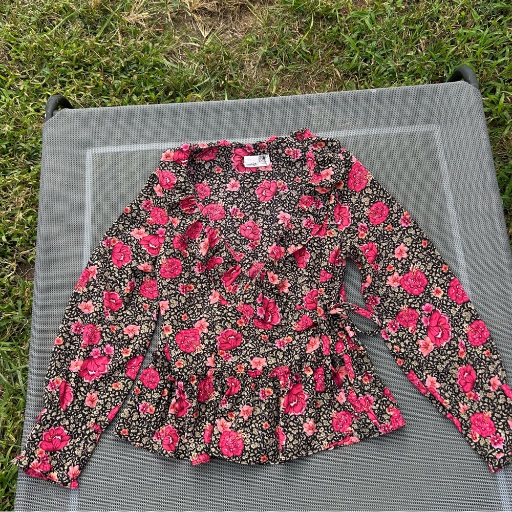 EverLeigh | Floral Wrap V-Neck Long Sleeve Blouse size medium cottagecore whimsy